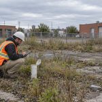 Puits d'observation sur un ancien terrain industriel en friche
